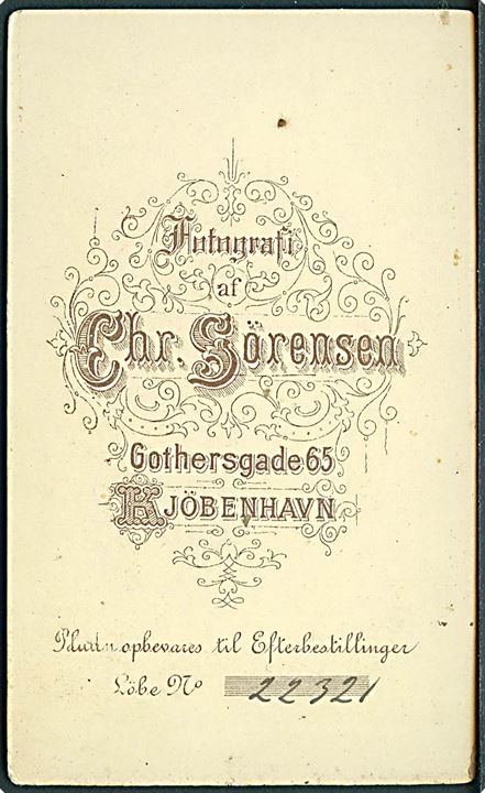 København, Gothersgade 65, Fotograf Chr. Sörensen: Soldat med sabel. Fotograf i 1870'erne.