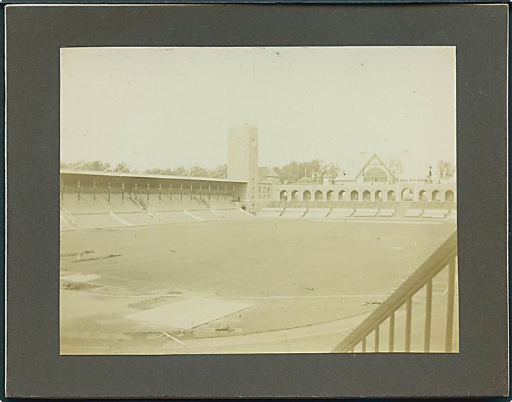 Stockholms Olympia Stadion. Indviet i 1912. Fotografi påklæbet karton. 14 x 10,8 cm. Uden adresselinier. U/no. 