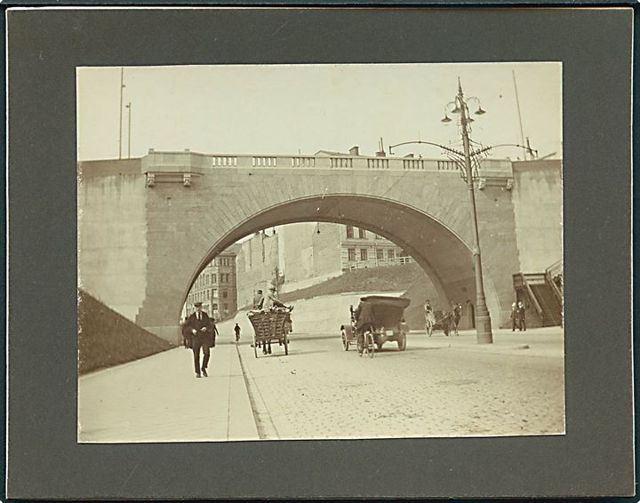 Hestevogne under bro i Stockholm. Fotografi påklæbet karton. 14 x 10,8 cm. Uden adresselinier. U/no. 