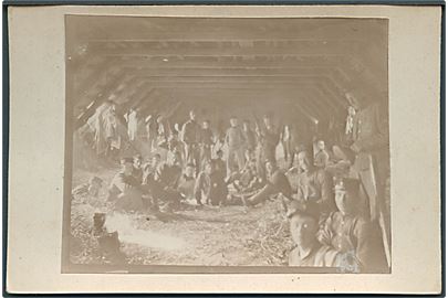 Soldater indkvarteret på høloft under manøvre august 1911. Foto opklæbet på karton. 7½x10 cm. 