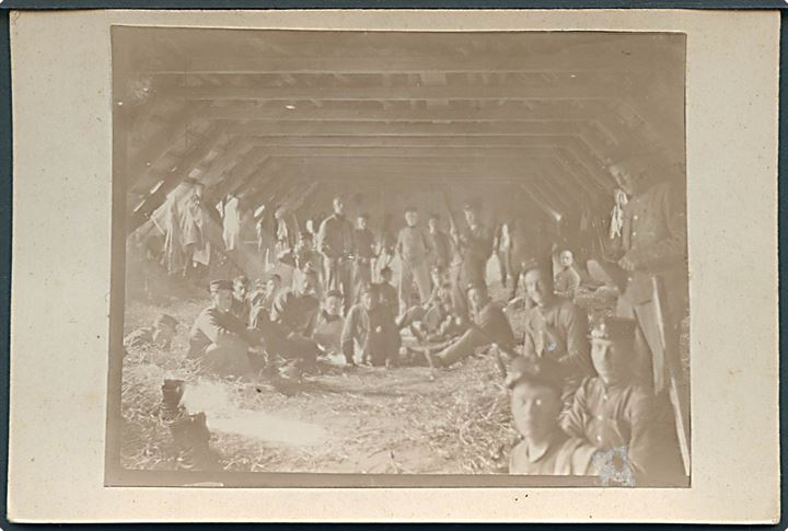Soldater indkvarteret på høloft under manøvre august 1911. Foto opklæbet på karton. 7½x10 cm. 