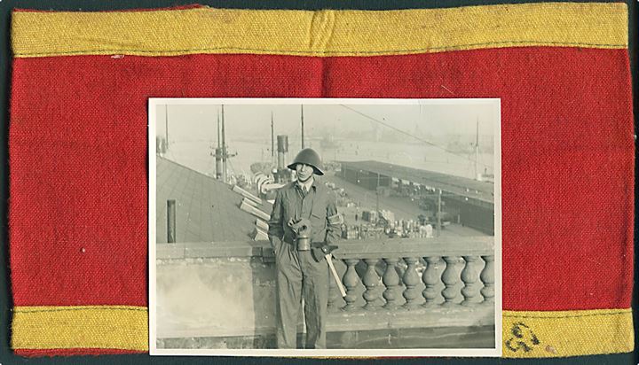 Armbind fra Brandvagt, samt foto af Svend Ring i DFDS Branduniform med armbind i København (Holmen i baggrunden) ca. 1940-1941. 