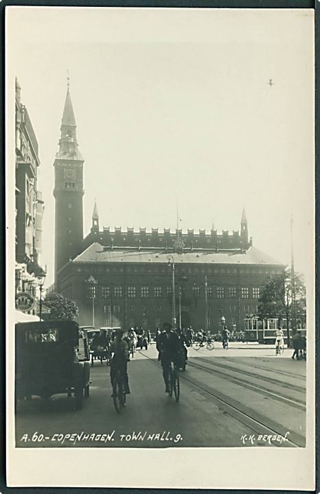 Rådhuset i København. Sporvogn linie 15 ses til højre. K. K. Bergen. A. 60. Fotokort. 