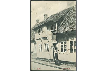 Mortensens Høkerhandel i Grydergade i Ribe. Warburgs Kunstforlag no. 1806.