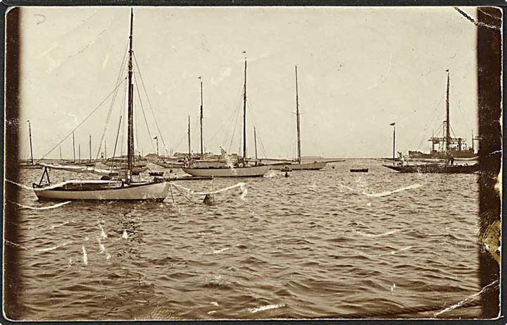 10 øre Bølgelinie i parstykke på original fotokort (Sejlskibe i København) stemplet København d. 25.11.1921 til Detroit, USA. Underfrankeret med T i cirkel og New York Due 6 Cents. 