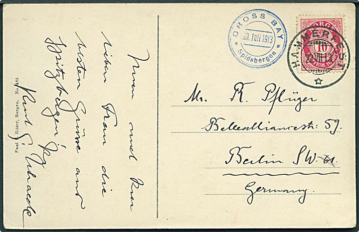 10 øre Posthorn på brevkort (Fra Spitsbergen) stemplet Hammerfest d. 22.7.1913 og sidestemplet Cross Bay * Spidsbergen * d. 20.7.1913 til Berlin, Tyskland. Sendt fra NDL damperen S/S “Grosser Kurfürst”s turistrejse 1913.