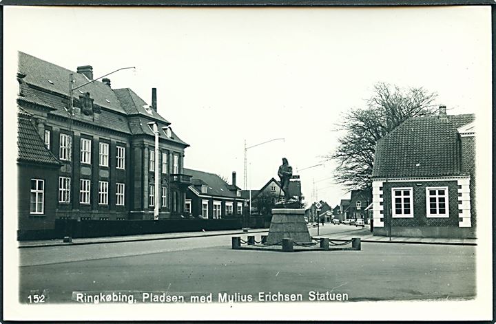 Pladsen med Mylius Erichsen Statue, Ringkøbing. Agfa no. 52. Fotokort. 