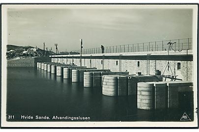 Afvandingsslusen i Hvide Sande. Pors no. 311. Fotokort. 