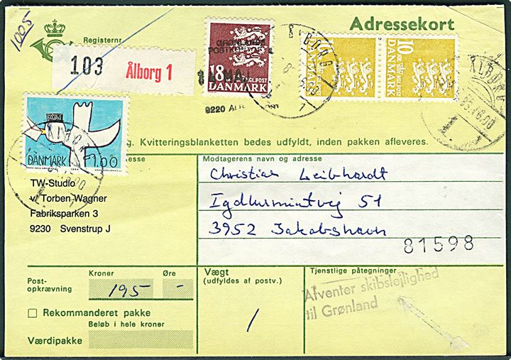 1 kr. Kommunikation, 10 kr. (par) og 18 kr. Rigsvåben på adressekort for pakke fra Ålborg d. 13.5.1985 til Jakobshavn, Grønland. 2-liniestempel: Afventer skibslejlighed til Grønland.