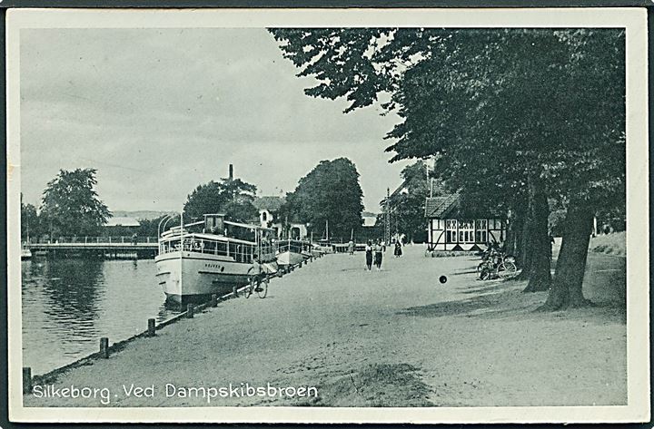 Ved Dampskibsbroen med Hejren i Silkeborg. Stenders no. 196.