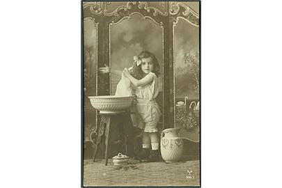 Pige ved at vaske sig. Fotokort. B. B. J. no. 508/1.