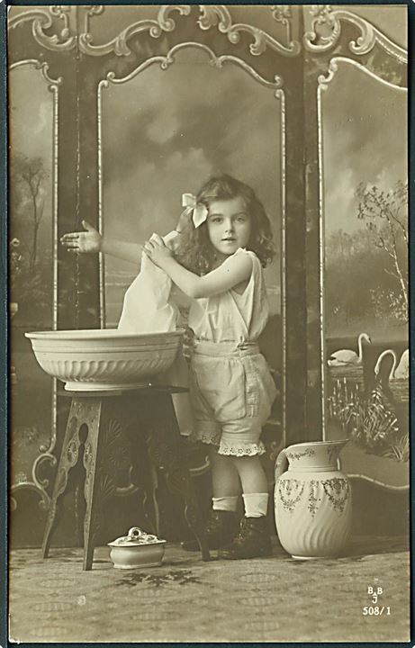 Pige ved at vaske sig. Fotokort. B. B. J. no. 508/1.