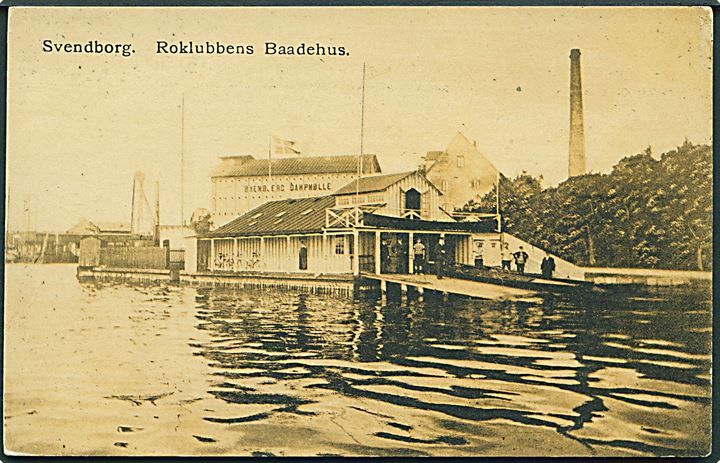 Roklubbens Baadehus i Svendborg. Øxenbjerg Dampmølle ses bagved. V. M. K. no. 131.