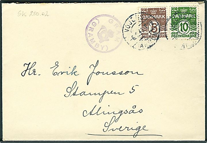 5 øre og 10 øre Bølgelinie på brev annulleret med bureaustempel Vojens - Arnum T.48 d. 6.2.1930 og sidestemplet med posthornstempel GRAM (GRAMBY) til Alingsås, Sverige.