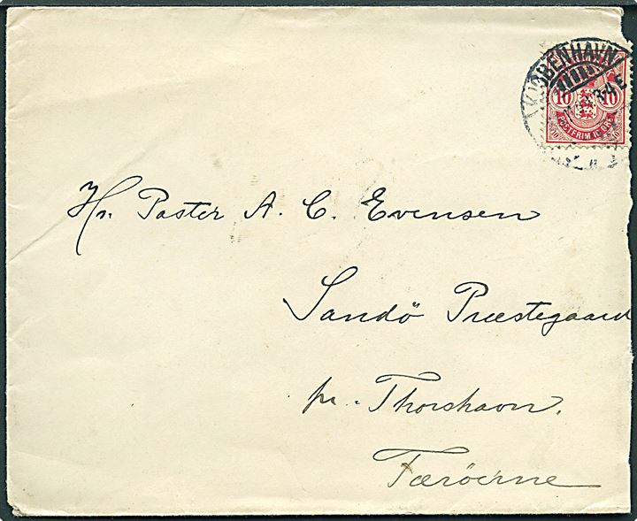 10 øre Våben på brev fra Kjøbenhavn d. 26.11.1904 til Sandø Præstegaard pr. Thorshavn, Færøerne. Ank.stemplet Thorshavn d. 12.12.1904. Kuvert revet i højre side.