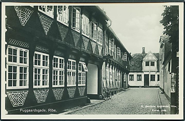 Puggaardsgade med Bibliotek, Ribe. H. Bentzons Boghandel no. 2446. Fotokort. 