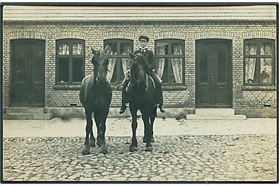 Heste og mand foran bygning. Sted ukendt. Fotokort u/no. 