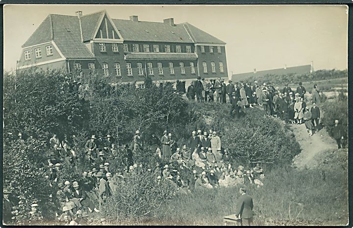 Forsamling af mennesker ved Askov Højskole. Fotokort u/no. 