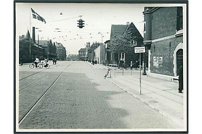 Gadeparti ved Hovedbanegården med skilt: Stoppested er nedlagt. Foto 9x12 cm.