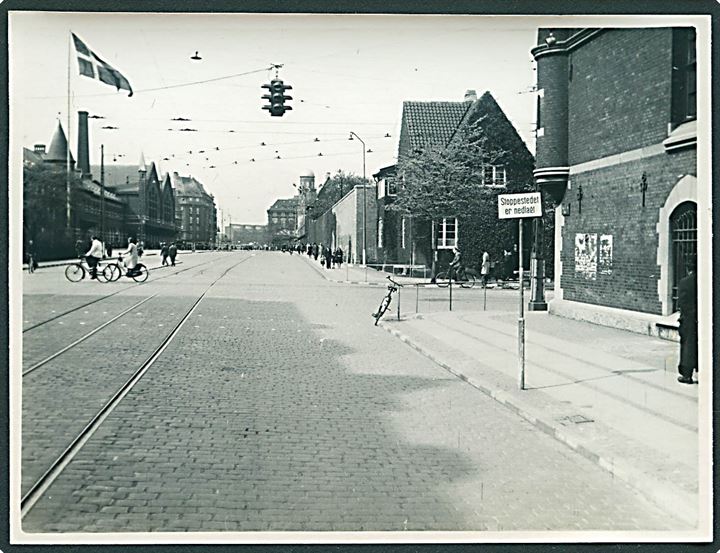 Gadeparti ved Hovedbanegården med skilt: Stoppested er nedlagt. Foto 9x12 cm.