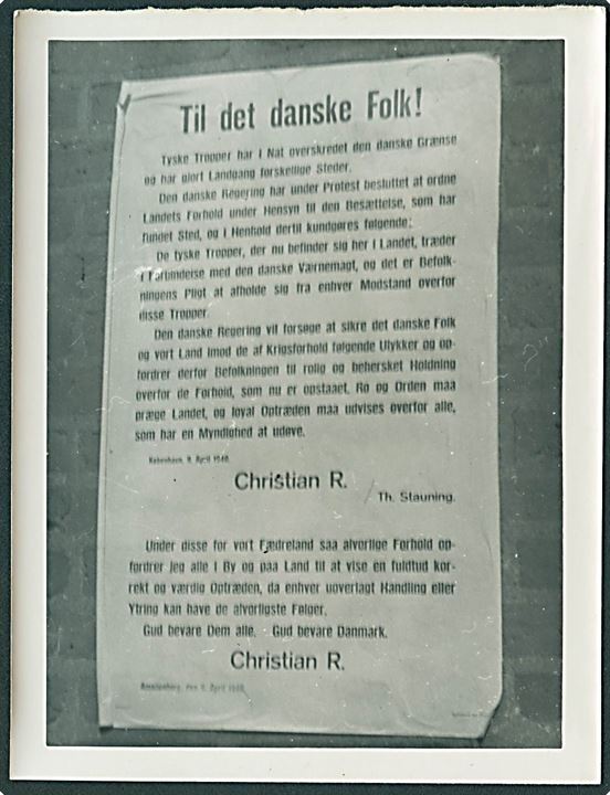 Plakat: Til det danske Folk! fra kong Chr. X dateret København d. 9.4.1940. Foto 9x12 cm.