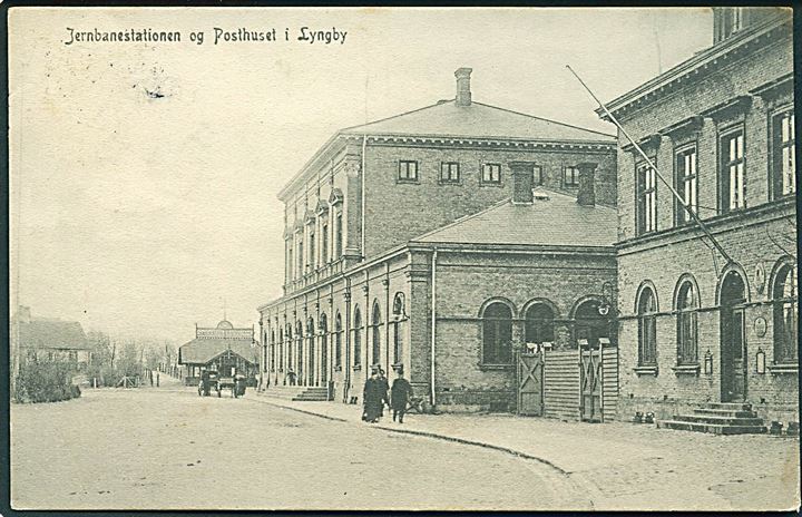 Jernbanestationen og Posthuset i Lyngby. H. Schou's Boghandel u/no. 
