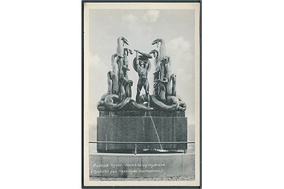 Helsingør, Herakles og Hydraen statue af Rudolph Tegner på havnepladsen. Stenders Helsingør no. 279.