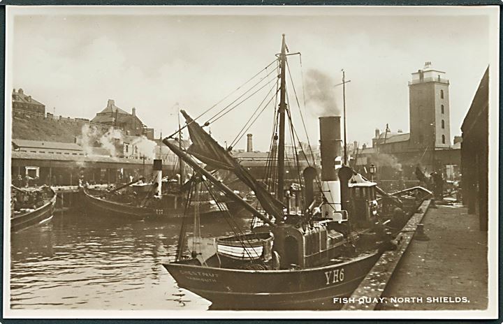 Fish Quay, North Shields. Skib Chestnut YH6 ses bla. S. & D. R. u/no.  Fotokort. 