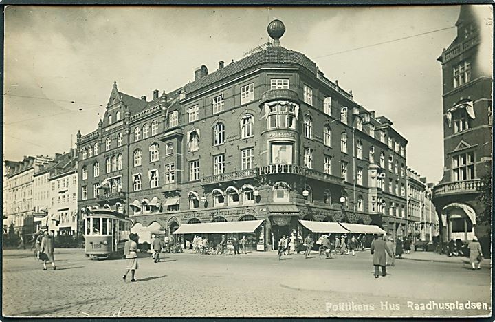 Sporvogn linie 15, no. 1189 foran Politikens Hus, Raadhuspladsen i København. Fotokort u/no. 
