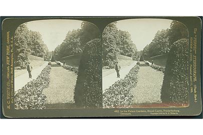 In the Palace Gardens, Royal Castle, Frederiksborg, Hillerød. The Perfec Stereograph. H. C. White Co. no. 4911. Stereokort. Uden adresselinier. 17,8 x 8,8 cm. 