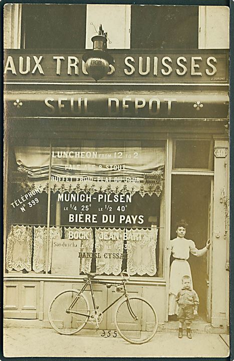 Facade: Café Aux Trois Suisses. Muligvis Schweiz. Fotokort u/no.