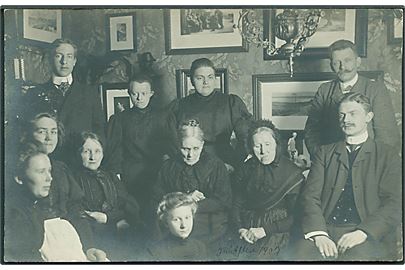 Familien samlet Juleaften 1907. Muligvis Fotograf Hans A. Albjerg, Vejle. Sted ukendt. Fotokort u/no. 