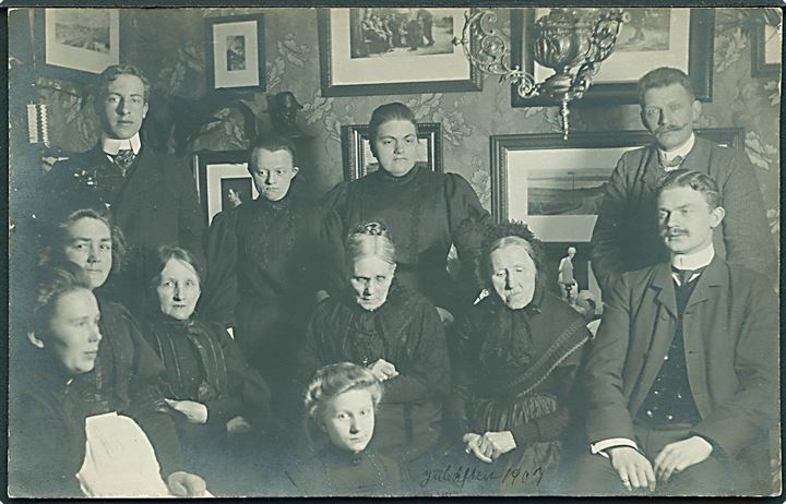 Familien samlet Juleaften 1907. Muligvis Fotograf Hans A. Albjerg, Vejle. Sted ukendt. Fotokort u/no. 
