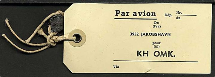 Fortrykt sække-mærkat for luftpost fra Jakobshavn til København. Intakt med bly plombe GRLPST JAK