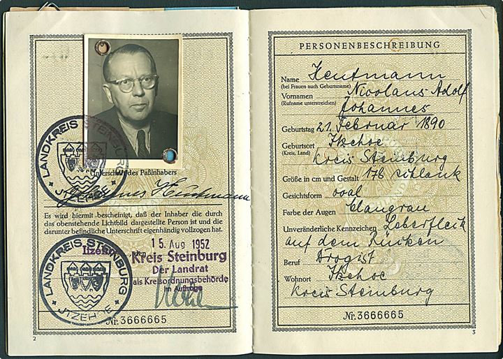 Bundesrepublik Deutschland Reisepass med foto udstedt Steinburg d. 15.8.1952. Visering til Schweiz med orange konsulat-mlrke stemplet i Hamburg.