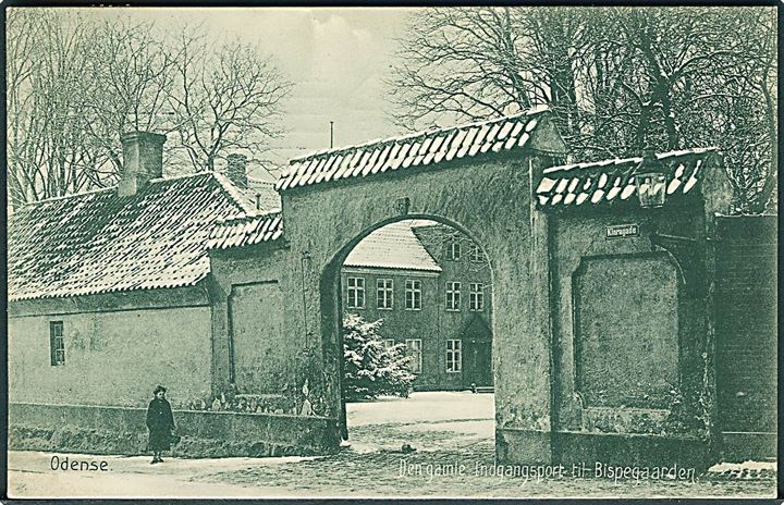 Den gamle indgangsport til Bispegaarden, Odense. Stenders no. 19090. 