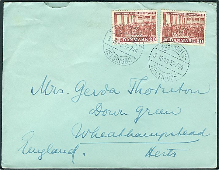 20 øre Grundloven (2) på brev fra Helsinge annulleret med bureaustempel København - Helsingør T.744 d. 3.10.1949 til Wheathampstead, England.