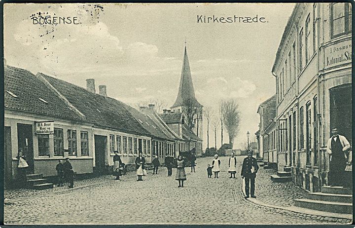 Kirkestræde i Bogense. Til venstre ses H. A. Brud - Rug og Skibsbrødbager. Fr. Svendsen no. 10318. 