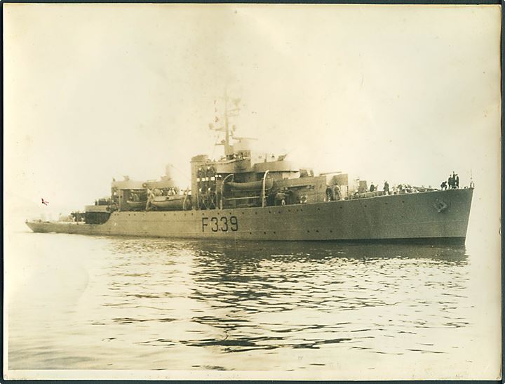 Niels Ebbesen, fregat F339 (1945-1963). Ex. HMCS Annan. Foto 18x24 cm.