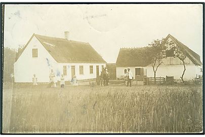 Familie foran gård. Anvendt i Svallerup. Fotokort no. 7 78. 