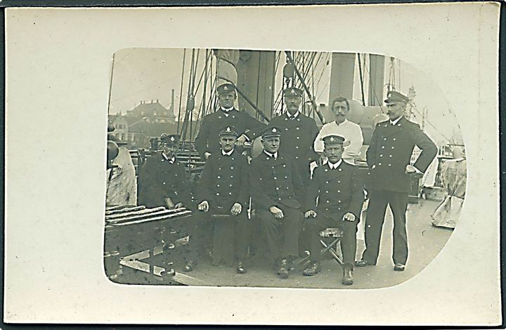 “Viking”, 4-mastet bark, skoleskib. Officerer ombord. Antagelig fra Thorshavn ca. 1915. Fotokort u/no. Kvalitet 7