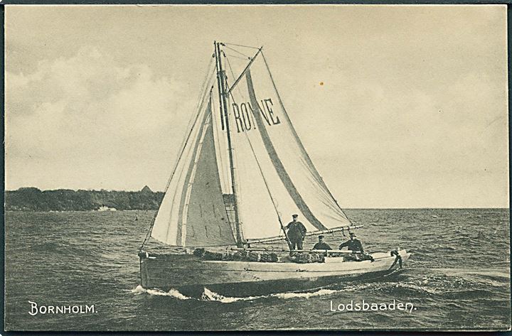 Lodsbåden “Rønne” (1870-1916) med rød stribe på sejlet. F. Sørensen no. 21. Kvalitet 9