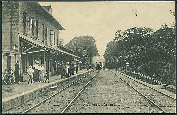 Jyderup, station med ankommende damptog. Hagbarth Søvndahl Petersen no. 12533. Kvalitet 9