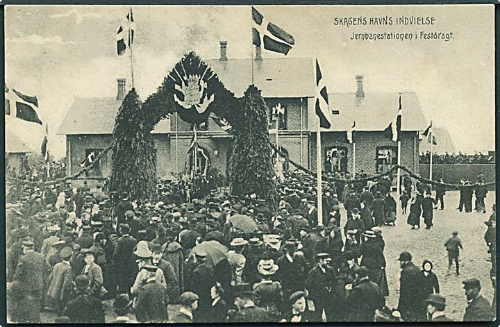 Skagen, jernbanestationen i festdragt ved Skagen Havns indvielse i 1907. P. Alstrup no. 1162. Kvalitet 8