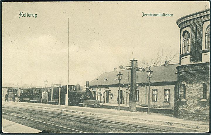 Hellerup, jernbanestation med ventende damptog. P. Alstrup no. 9231. Kvalitet 7