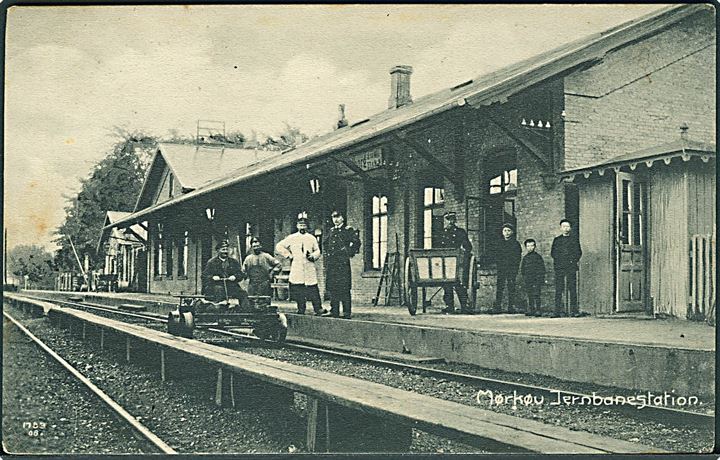 Mørkøv, jernbanestationen med personale og dræsine. Johs. P. K. Pedersen no. 1783. Kvalitet 8