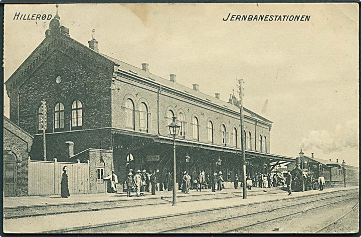 Hillerød, jernbanestationen med ventende damptog. P. Alstrup u/no.  Kvalitet 7