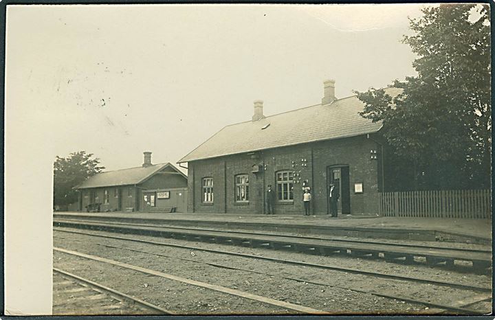 Bording, jernbanestation med personale. Fotokort u/no. Kvalitet 7