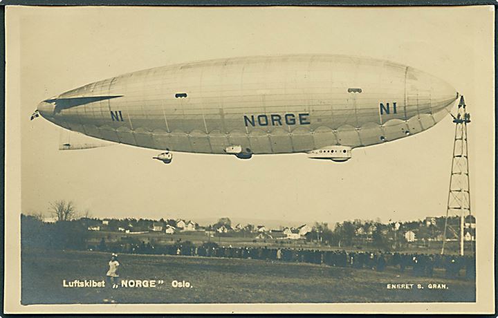 Luftskibet “Norge” i Oslo under rejse med Amundsen, Nobile og Ellsworth til Nordpolen. S. Gran u/no. Kvalitet 8