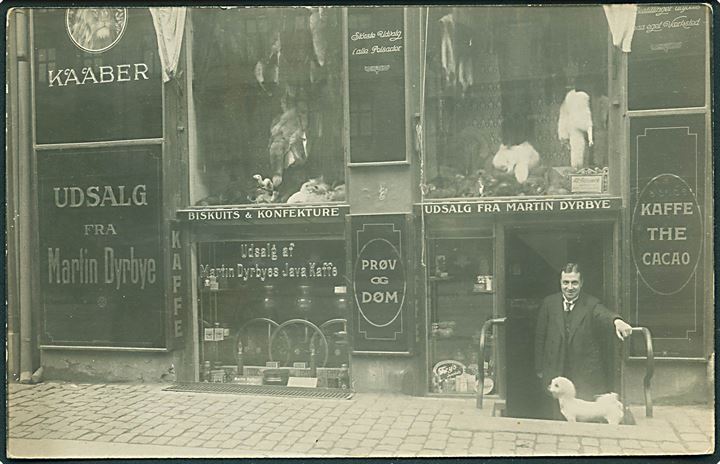 Købh., Østergade 37, “Udsalg fra Martin Dyrbye Java Kaffe”. Fotokort no. 190716. Kvalitet 7